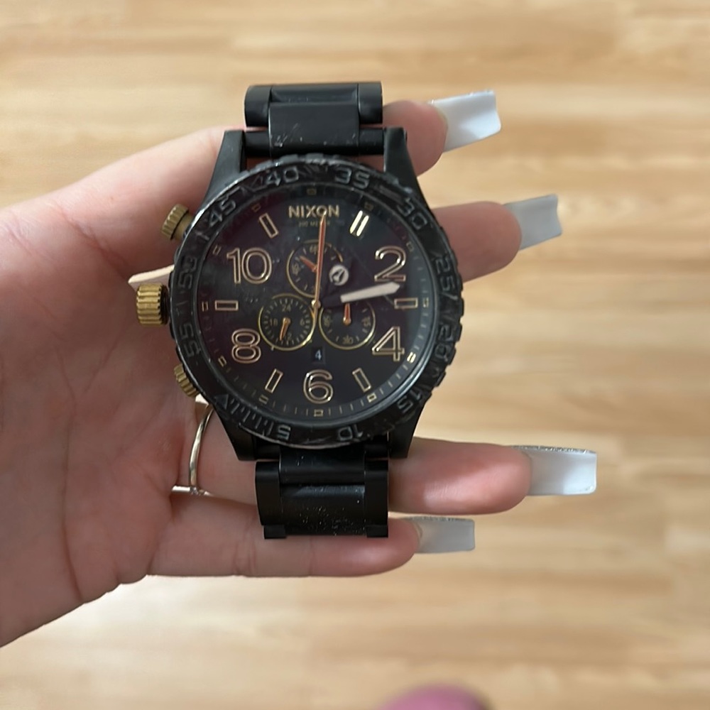 black/gold nixon 51-30
